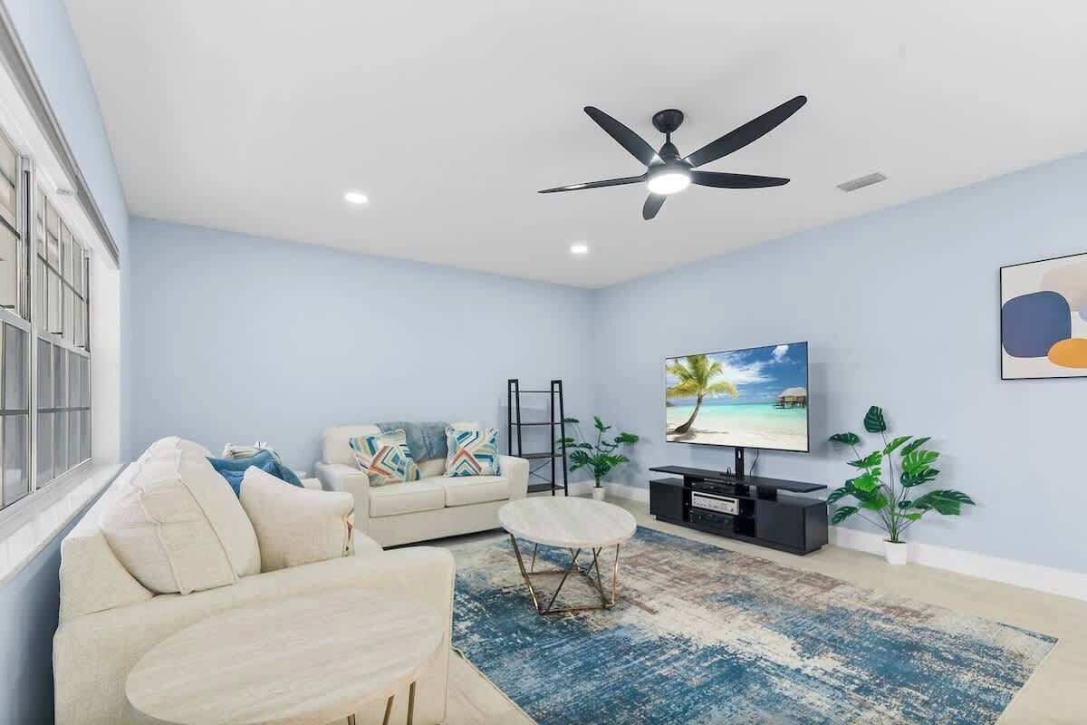 Deluxe Condo | Living area