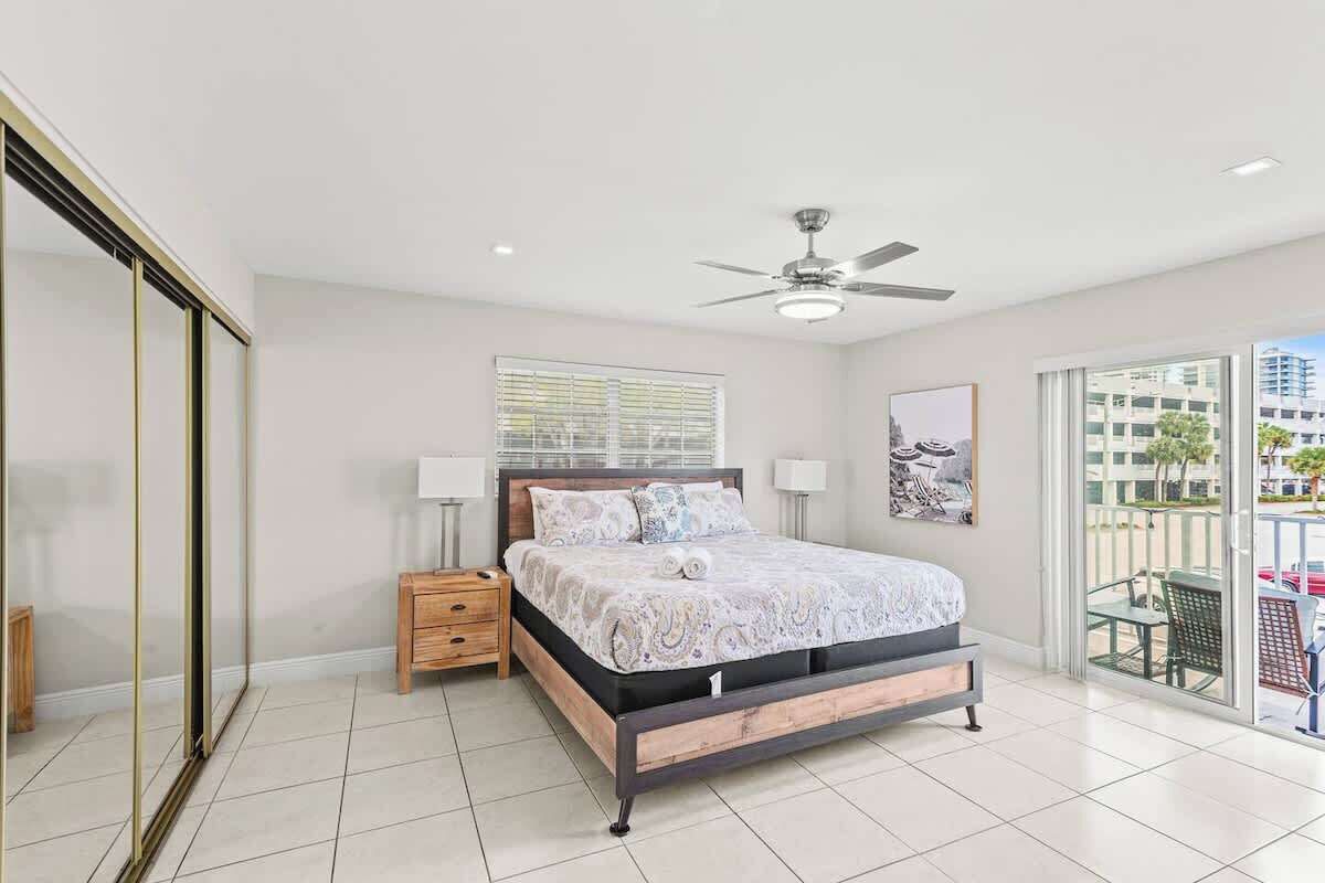 Condo luxo | Espaço de trabalho para notebook, ferros/tábuas de passar roupa