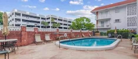 Una piscina al aire libre