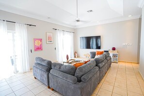 TV, ping pong, stereo - Seabreeze beachfront house on Simspon bay beach (Simpson Bay)
