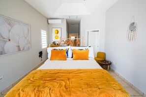 3 bedrooms, in-room safe, iron/ironing board, WiFi - Seabreeze beachfront house on Simspon bay beach (Simpson Bay)