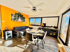 Living area - Terrasse Azur, 4 person apartment, large terrace (Bormes-les-Mimosas)