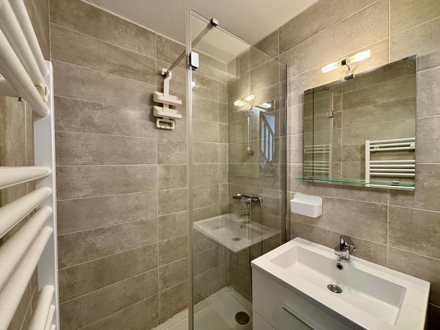 Een douche, een haardroger, handdoeken