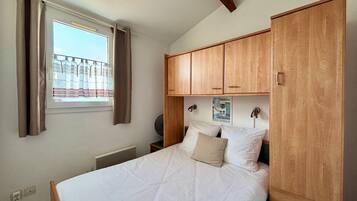 1 bedroom, iron/ironing board, Internet, bed sheets