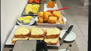 A buffet table with various food items and utensils. - Hotel Master Plaza Formiga (Formiga)