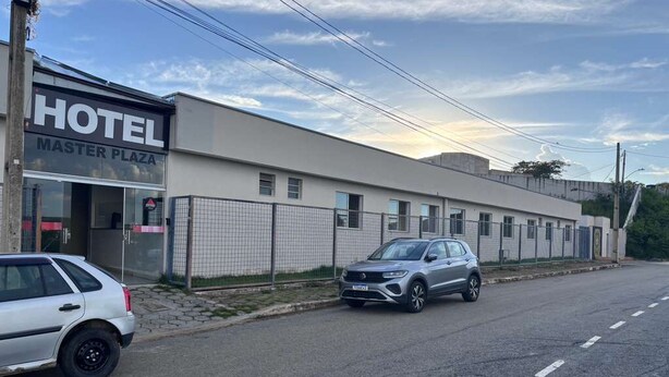 A hotel named 'Master Plaza' with a modern facade, parked cars, and a clear sky. - Hotel Master Plaza Formiga (Formiga)