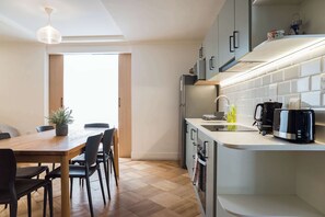 Fridge, microwave, oven, stovetop - Luxury 1BR Loft in Bellavista | Near Metro Fits 5 (Providencia)
