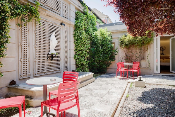 Outdoor dining - Chic Studio Bellavista Dining & Hospital Access (Providencia)