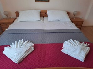 2 bedrooms, in-room safe, WiFi, bed sheets - Pansion Dovodja - Close to the beach and the center - your vacation home / Apartment 6 (Vodice)