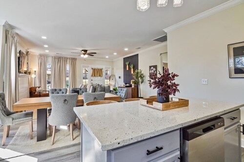 Beautifully Renovated Historic 4 BR Home|Sleeps 16