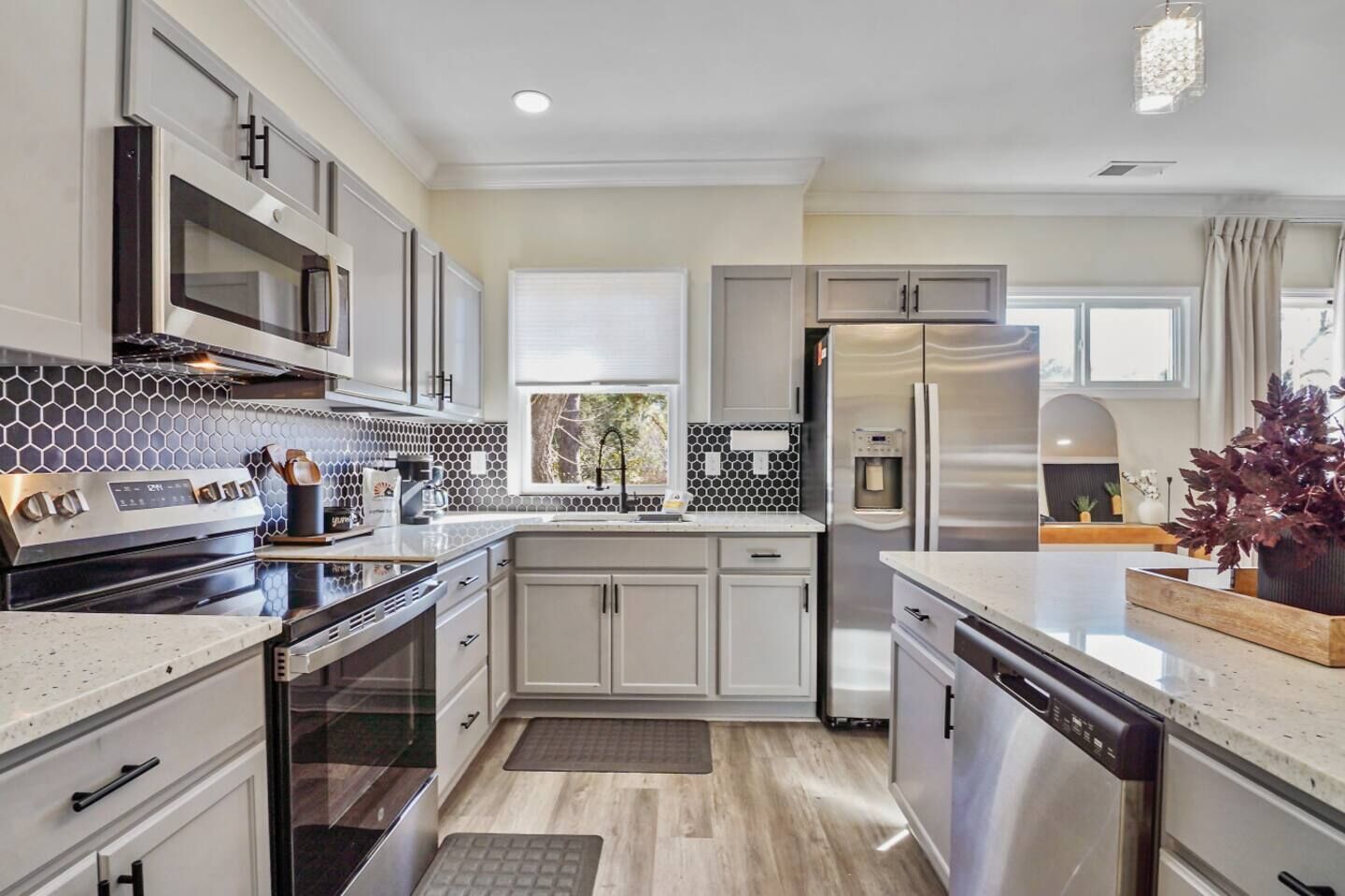 Kylskåp, mikrovågsugn, ugn och spishäll