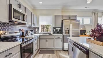 Kylskåp, mikrovågsugn, ugn och spishäll