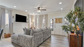 Living area - Beautifully Renovated Historic 4 BR Home|Sleeps 16 (Birmingham)