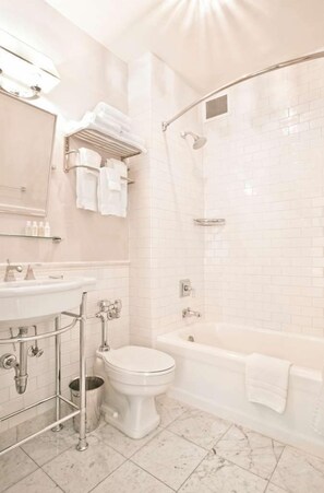 Hair dryer, towels, soap, shampoo - Spacious Premium Queen with Signature Amenities (Portland)