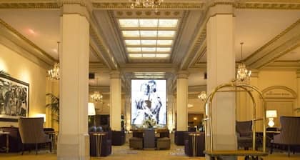 Deluxe Queen Room with Classic Hollywood Style