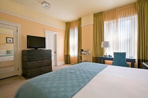 1 bedroom, in-room safe, desk, iron/ironing board - King Suite Near Shops & Eats | Pet-Friendly (Portland)
