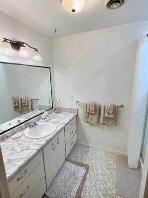 Een douche, een haardroger, handdoeken, zeep