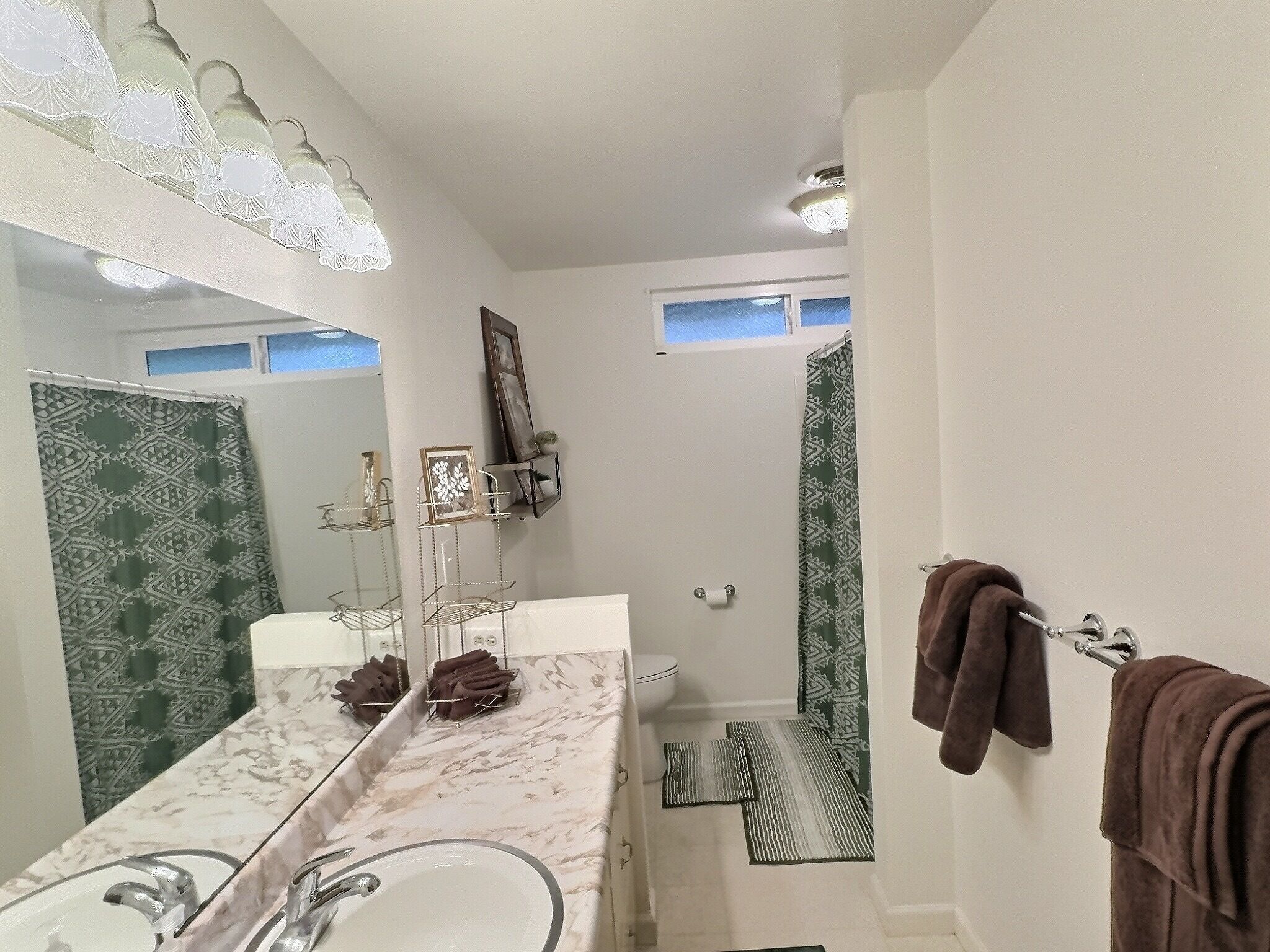 Een douche, een haardroger, handdoeken, zeep