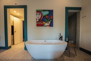 Sèche-cheveux, bidet, serviettes fournies, savon