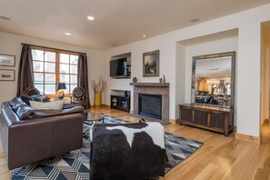 Smart TV - New Listing! Condo with Elkhorn Amenities, Fireplace and Grill! (Sun Valley)