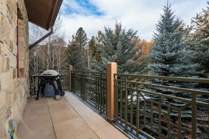 Property grounds - New Listing! Condo with Elkhorn Amenities, Fireplace and Grill! (Sun Valley)