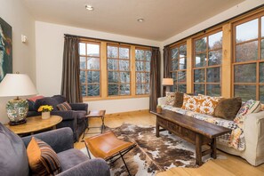 Smart TV - New Listing! Condo with Elkhorn Amenities, Fireplace and Grill! (Sun Valley)