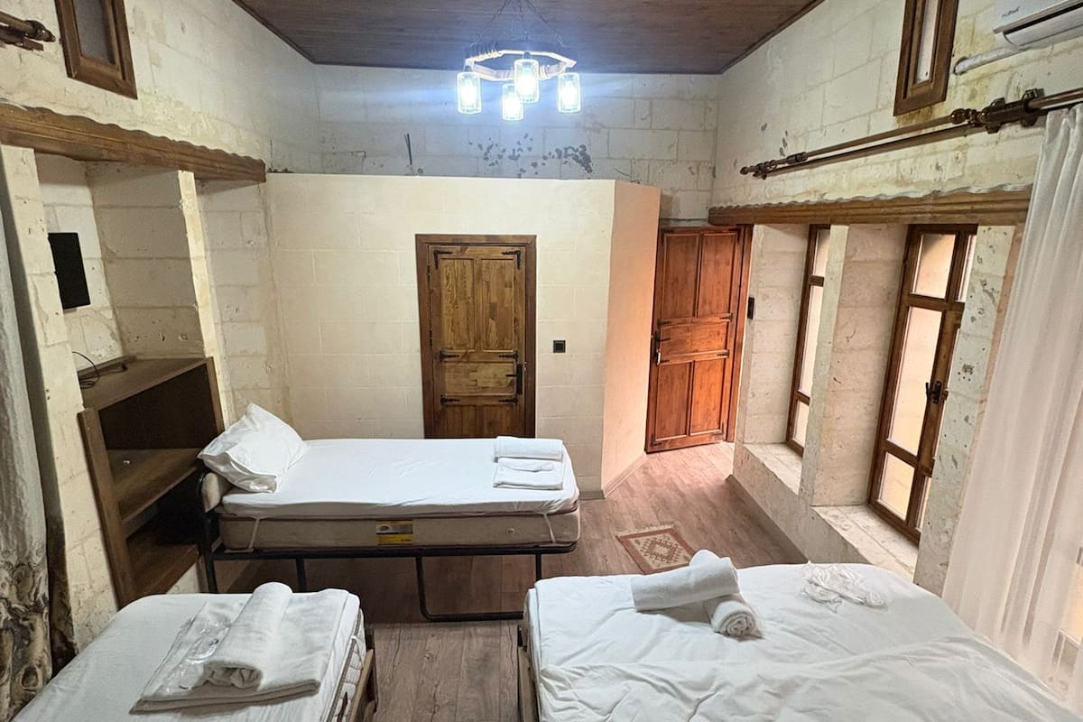 Colchones con pillow-top, escritorio y espacio para trabajar con laptop