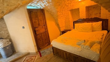 Deluxe-Dreibettzimmer | Pillowtop-Betten, Schreibtisch, laptopgeeigneter Arbeitsplatz
