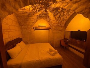 Desk, laptop workspace, blackout drapes, soundproofing - Ayataç Konak Otel (Sanliurfa)