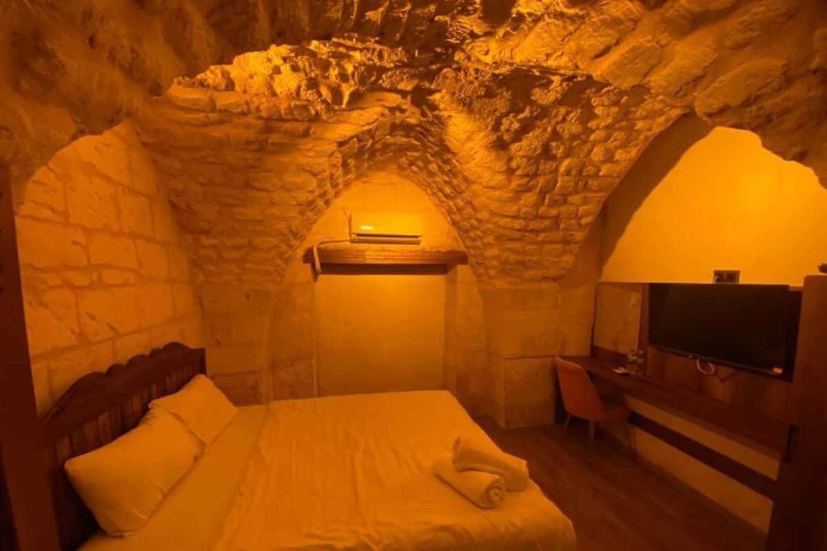 Classic Room | Desk, laptop workspace, blackout drapes, soundproofing