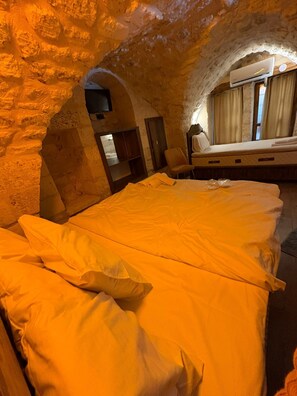 A room with a bed, a chair, a desk, and a television. - Ayataç Konak Otel (Sanliurfa)