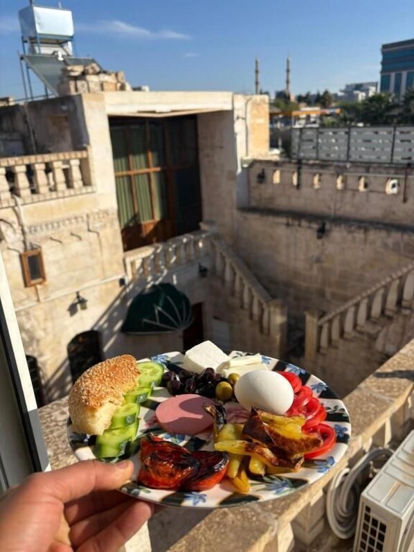 Outdoor dining - Ayataç Konak Otel (Sanliurfa)