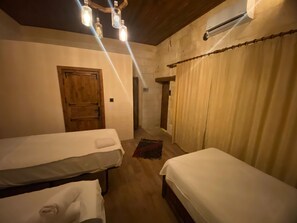 Desk, laptop workspace, blackout drapes, soundproofing - Ayataç Konak Otel (sanlıurfa)