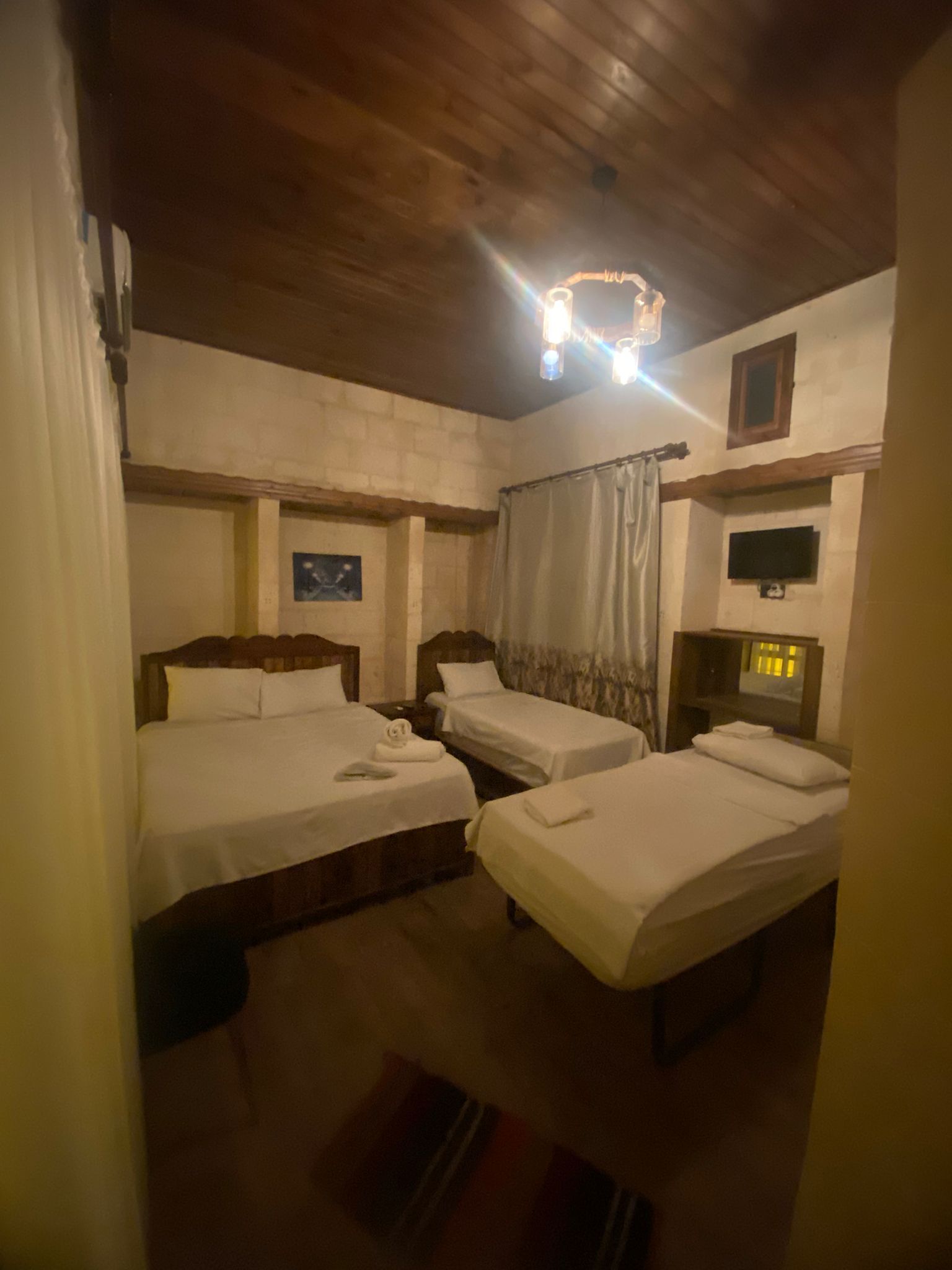 Escrivaninha, espaço de trabalho para notebook, cortinas blackout