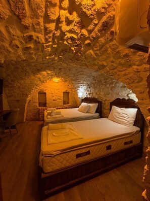Pillowtop beds, desk, laptop workspace, blackout drapes - Ayataç Konak Otel (Sanliurfa)