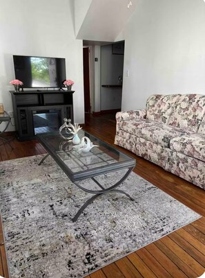 Living area - 2-bedroom studio in serene Hagerstown with AC comfort (Hagerstown)