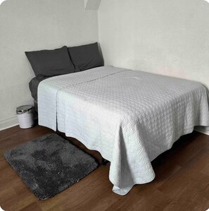 Tabla de planchar con plancha, internet y ropa de cama