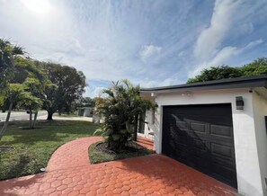 Property grounds - Wonderful 1-bedroom backyard in Fort Lauderdale (Fort Lauderdale)