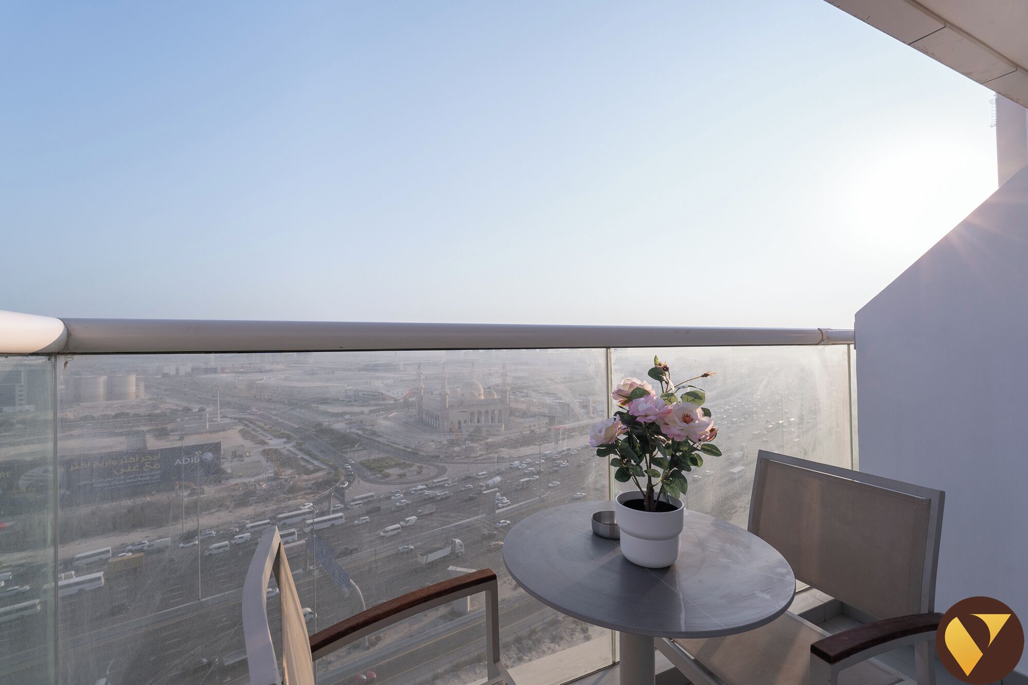 Estudio de lujo, balcón, vista a la ciudad | Balcón