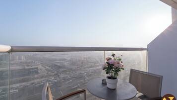 Estudio de lujo, balcón, vista a la ciudad | Balcón