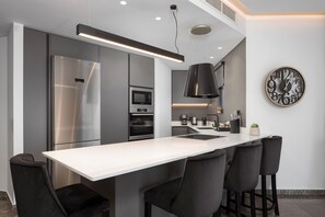 Fridge, microwave, oven, stovetop - Athenian Riviera Luxurious Residence, Apartment (Alimos)