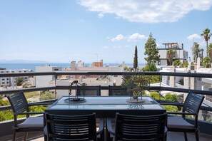 Outdoor dining - Athenian Riviera Luxurious Residence, Apartment (Alimos)