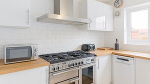 Coffee/tea maker, fridge, microwave, oven - Stoke Mandeville House | Sleeps up to 6-8 (Aylesbury)
