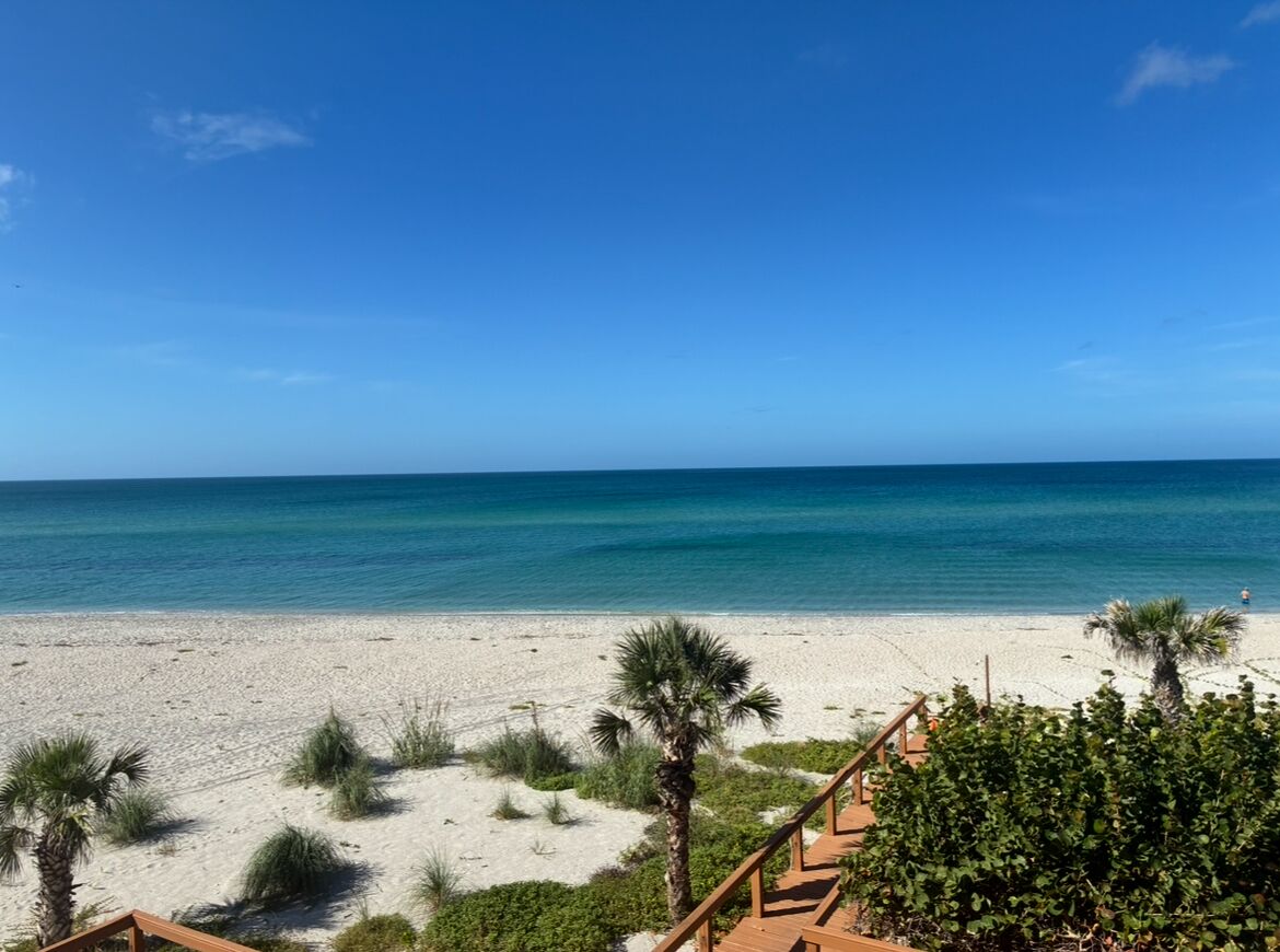 En la playa, camastros y toallas de playa 