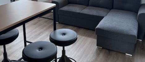 Lägenhet - utsikt mot trädgården | Vardagsrum