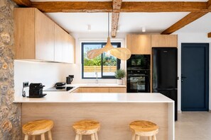 Refrigerador, microondas, horno y cafetera y tetera 
