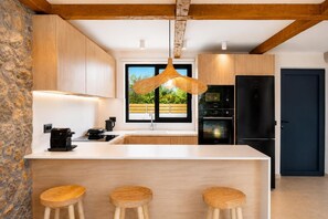 Kühlschrank, Mikrowelle, Ofen, Wasserkocher mit Kaffee-/Teezubehör