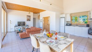 Eine moderne Wohnung mit Essbereich, Küche und Wohnzimmer.