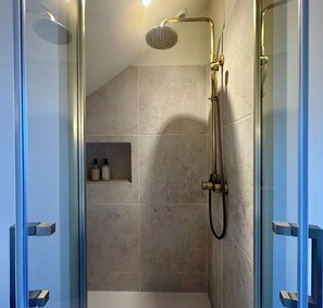Een douche, gratis toiletartikelen, een haardroger, handdoeken