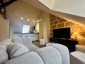TV - Casa Firmin  - Joli cocon design à 3' de la gare & 5' du coeur de ville (Brive-la-Gaillarde)